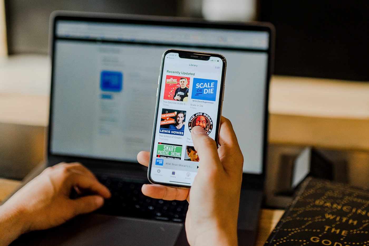 Apple Podcastsに大打撃、ジョー・ローガンがSpotifyと独占契約