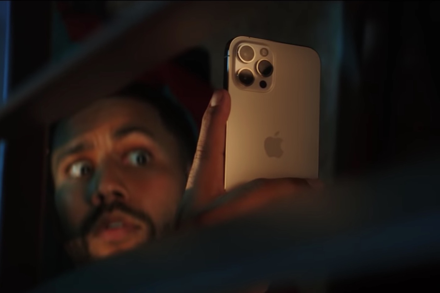 Appleの広告：iPhone 12 Proを販売するために夜間の自撮り写真