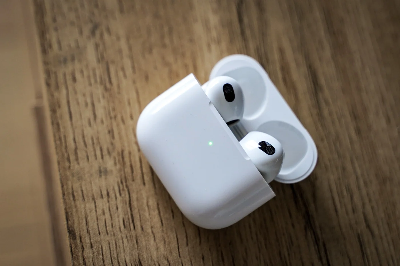 あるモデルから別のモデルへの AirPods の内部進化が明らかに