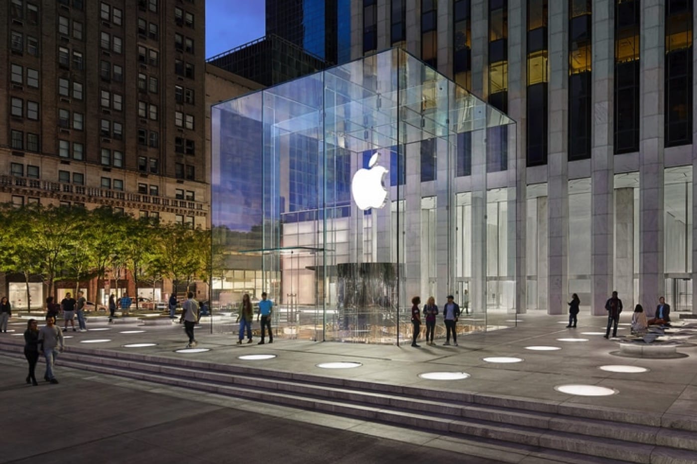 Apple Storeの外で数百台のiPhoneを盗まれた気の狂った顧客