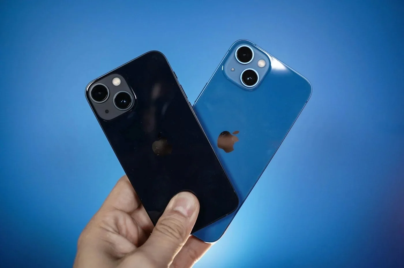 彼を救うために、彼の iPhone 13 は文字通り彼の助けに飛びます