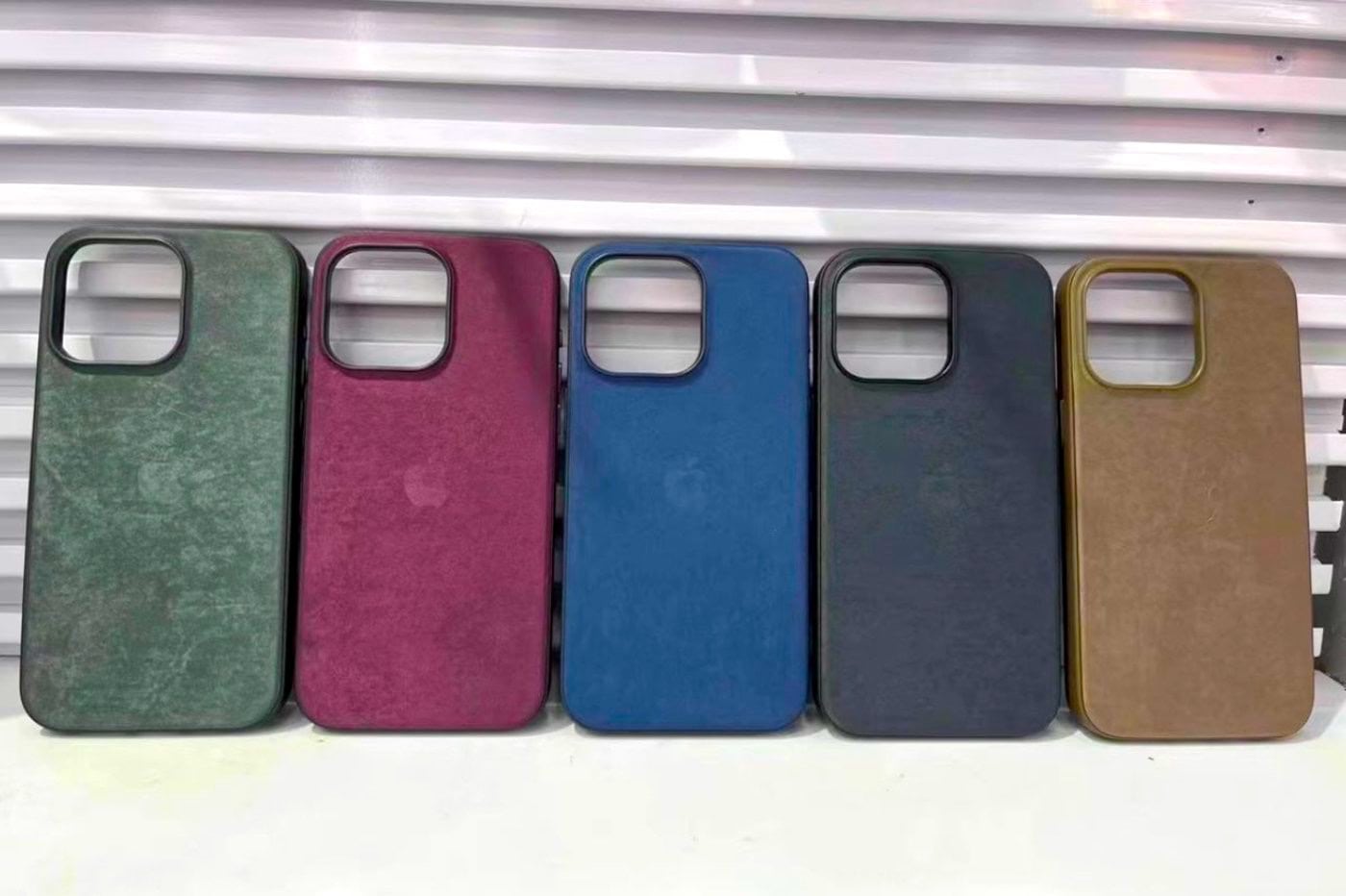 新しいiPhone 15ケース：砂に頭を埋めるApple